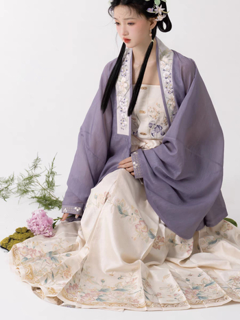 Σετ Χανφού για γυναίκες: τοπ με σταυρωτό γιακά και φούστα με το σχέδιο horse-faced, εκτύπωση σε πολυεστέρα; κυκλοφόρησε το καλοκαίρι 2024; κύριο ύφασμα 80–90% πολυεστέρας, δευτερεύον υλικό κάτω από 30%.