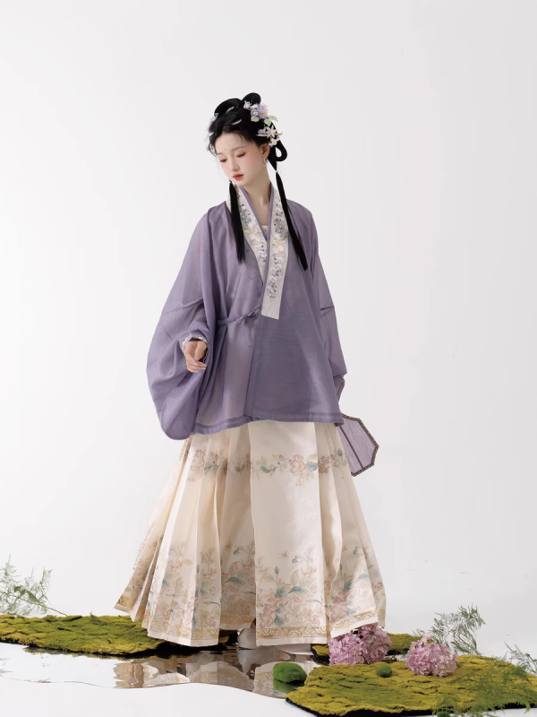 Σετ Χανφού για γυναίκες: τοπ με σταυρωτό γιακά και φούστα με το σχέδιο horse-faced, εκτύπωση σε πολυεστέρα; κυκλοφόρησε το καλοκαίρι 2024; κύριο ύφασμα 80–90% πολυεστέρας, δευτερεύον υλικό κάτω από 30%.