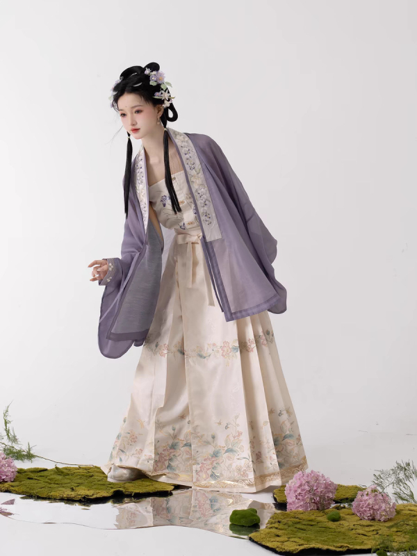 Σετ Χανφού για γυναίκες: τοπ με σταυρωτό γιακά και φούστα με το σχέδιο horse-faced, εκτύπωση σε πολυεστέρα; κυκλοφόρησε το καλοκαίρι 2024; κύριο ύφασμα 80–90% πολυεστέρας, δευτερεύον υλικό κάτω από 30%.