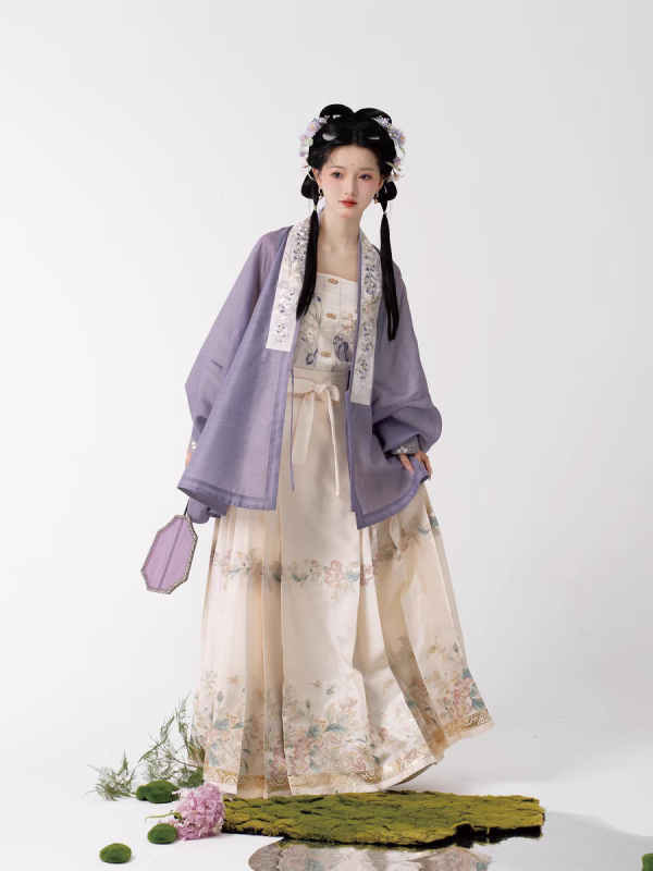 Σετ Χανφού για γυναίκες: τοπ με σταυρωτό γιακά και φούστα με το σχέδιο horse-faced, εκτύπωση σε πολυεστέρα; κυκλοφόρησε το καλοκαίρι 2024; κύριο ύφασμα 80–90% πολυεστέρας, δευτερεύον υλικό κάτω από 30%.