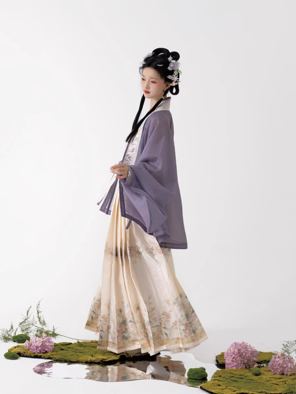 Σετ Χανφού για γυναίκες: τοπ με σταυρωτό γιακά και φούστα με το σχέδιο horse-faced, εκτύπωση σε πολυεστέρα; κυκλοφόρησε το καλοκαίρι 2024; κύριο ύφασμα 80–90% πολυεστέρας, δευτερεύον υλικό κάτω από 30%.