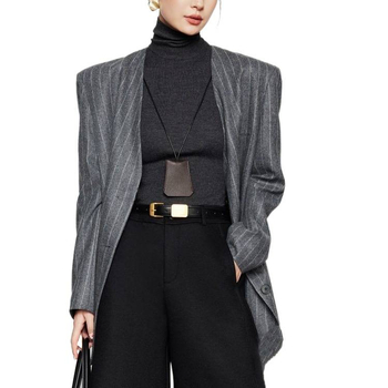 Pantaloni casual pentru femei, drepti, lungime 3/4, țesătură țesută cu 70–80% lână, detaliu cu plisuri