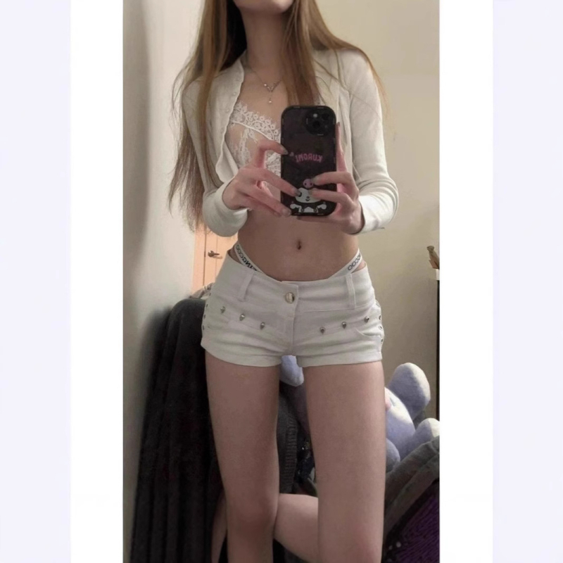 Pamut farmer rövidnadrág alacsony derékkal, szűk fazon, háromnegyed hossz, street hipster stílus, nyár 2025