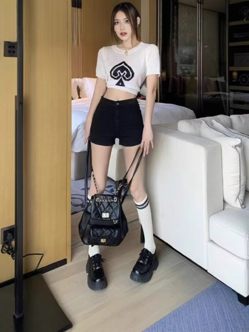 Női denim rövidnadrág, magas derekú, egyenes szabás, 3/4 hossz, utcai divat