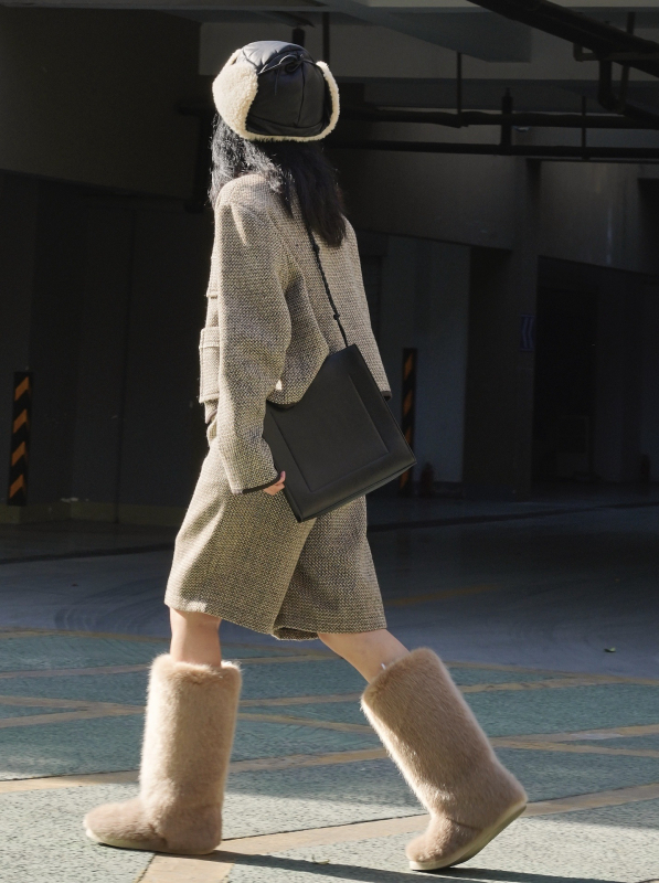 Pantaloni eleganți pentru femei, talie înaltă, croială dreaptă, amestec lână și poliester, lungime medie, textură ușor zbârlită