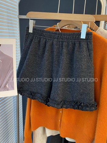 Άνετα γυναικεία παντελόνια με ελαστική μέση, παχύ ύφασμα και βολάν, μήκος 3/4.