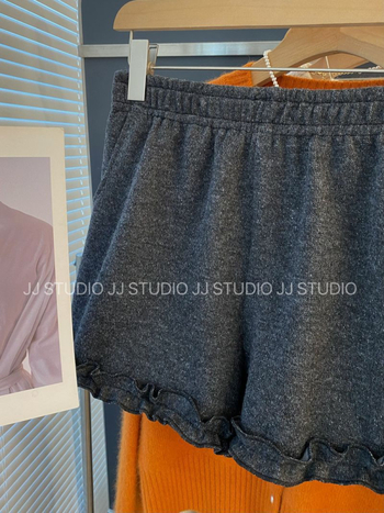 Άνετα γυναικεία παντελόνια με ελαστική μέση, παχύ ύφασμα και βολάν, μήκος 3/4.