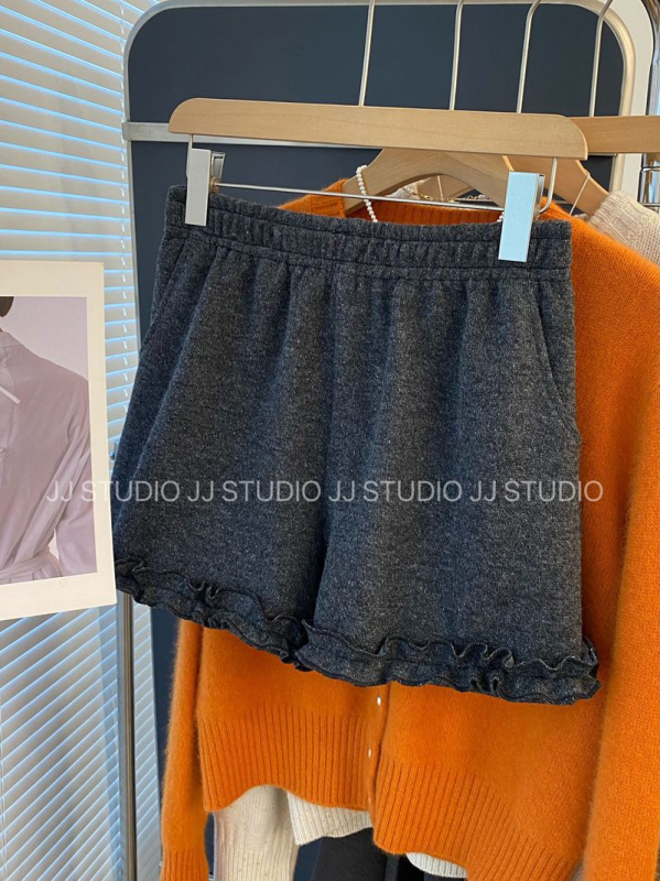 Άνετα γυναικεία παντελόνια με ελαστική μέση, παχύ ύφασμα και βολάν, μήκος 3/4.