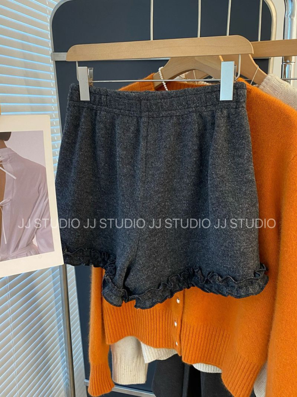 Άνετα γυναικεία παντελόνια με ελαστική μέση, παχύ ύφασμα και βολάν, μήκος 3/4.