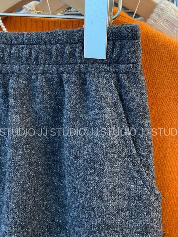 Άνετα γυναικεία παντελόνια με ελαστική μέση, παχύ ύφασμα και βολάν, μήκος 3/4.