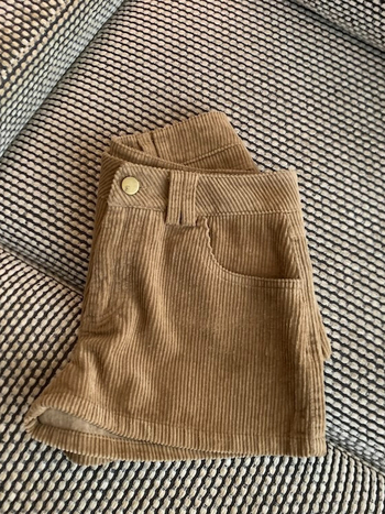 Ženske corduroy šortse s visokim strukom, širokog kroja, duljine 3/4, jesen 2025, elegantan gradski stil