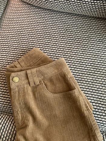 Ženske corduroy šortse s visokim strukom, širokog kroja, duljine 3/4, jesen 2025, elegantan gradski stil