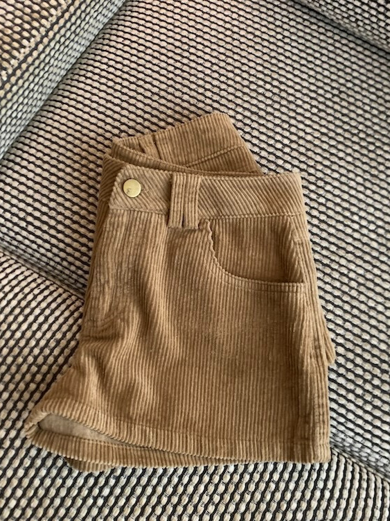 Ženske corduroy šortse s visokim strukom, širokog kroja, duljine 3/4, jesen 2025, elegantan gradski stil