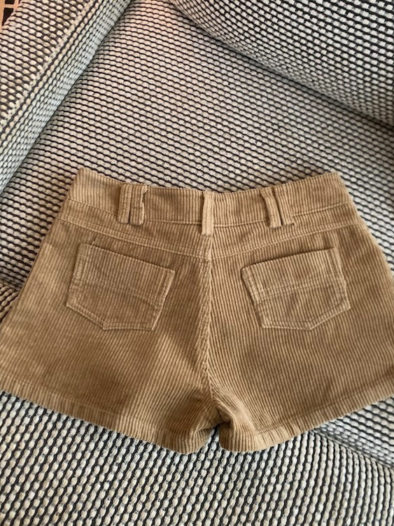Ženske corduroy šortse s visokim strukom, širokog kroja, duljine 3/4, jesen 2025, elegantan gradski stil