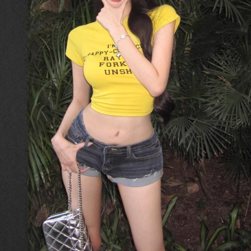 Alacsony derekú denim short, rolált szegéllyel, karcsú szabás, háromnegyedes hossz