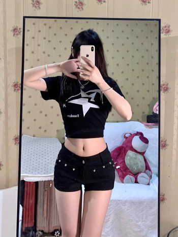 Denim kratke hlače hot pants, elastični pojas, dizajn kolage/splice, materijal poliester/elastan, ljeto 2025, casual japansko-korejski stil