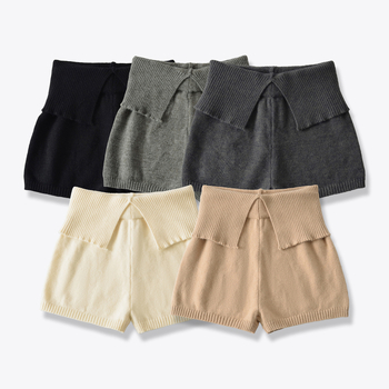 Ženske kratke pletene hlače s niskim strukom i V‑detaljem, uski kroj, visoka elastičnost, tkanina 70–80% regenerirane celuloze (Spandex)