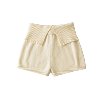 Ženske kratke pletene hlače s niskim strukom i V‑detaljem, uski kroj, visoka elastičnost, tkanina 70–80% regenerirane celuloze (Spandex)