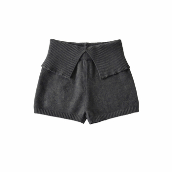 Ženske kratke pletene hlače s niskim strukom i V‑detaljem, uski kroj, visoka elastičnost, tkanina 70–80% regenerirane celuloze (Spandex)