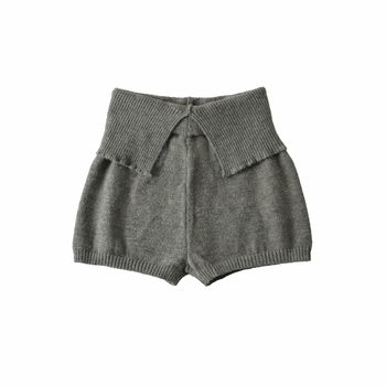 Ženske kratke pletene hlače s niskim strukom i V‑detaljem, uski kroj, visoka elastičnost, tkanina 70–80% regenerirane celuloze (Spandex)