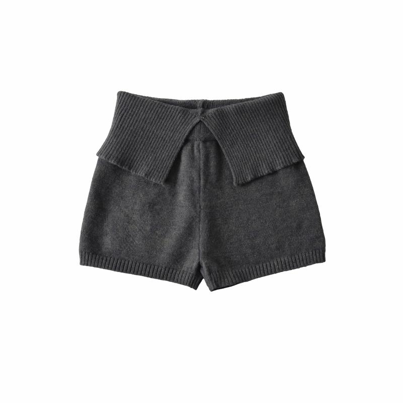 Ženske kratke pletene hlače s niskim strukom i V‑detaljem, uski kroj, visoka elastičnost, tkanina 70–80% regenerirane celuloze (Spandex)