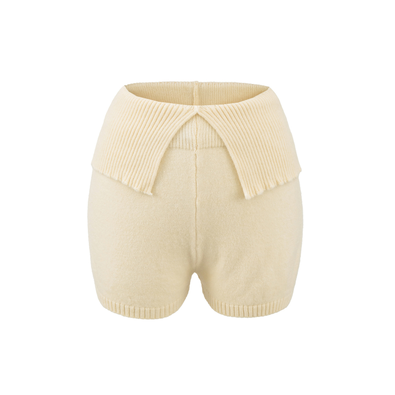 Ženske kratke pletene hlače s niskim strukom i V‑detaljem, uski kroj, visoka elastičnost, tkanina 70–80% regenerirane celuloze (Spandex)