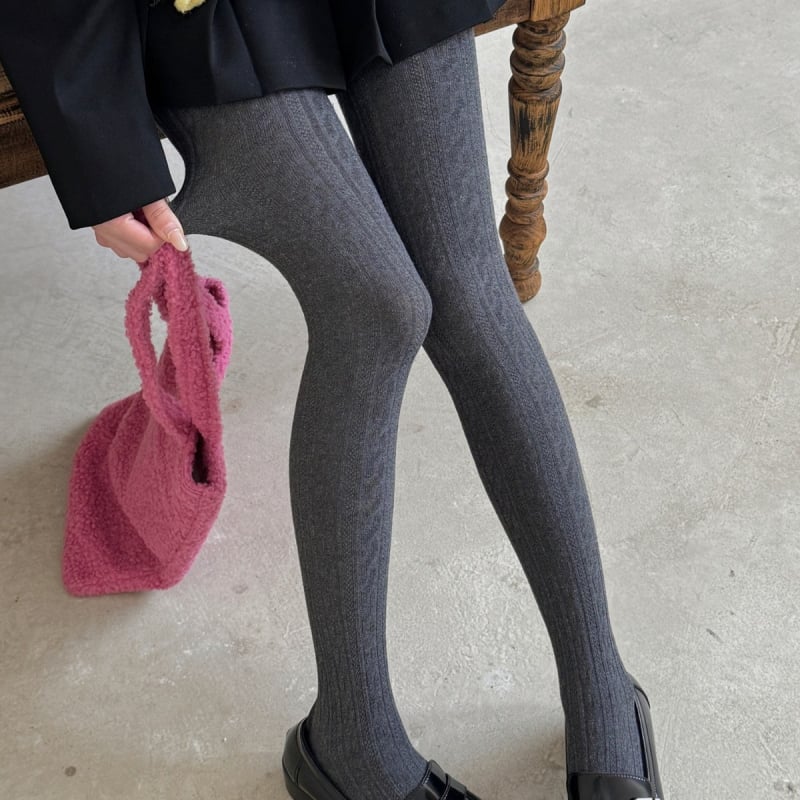 Hariznya harisnya — Combed pamutból, lélegző, egyszínű mintázat, 50–70% pamut tartalom, 2025 őszén piacra kerül