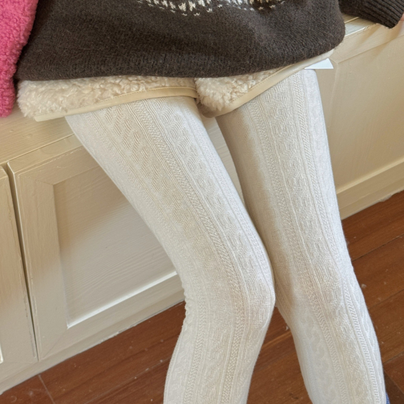 Hariznya harisnya — Combed pamutból, lélegző, egyszínű mintázat, 50–70% pamut tartalom, 2025 őszén piacra kerül