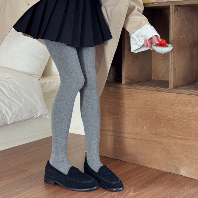 Hariznya harisnya — Combed pamutból, lélegző, egyszínű mintázat, 50–70% pamut tartalom, 2025 őszén piacra kerül