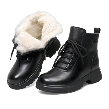 Női bundás téli csizmák, középmagasak, felső része marhabőr, gumitalp, belső gyapjú, fűzővel és oldalsó zipzárral.