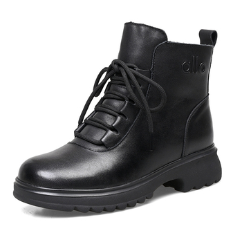 Női bundás téli csizmák, középmagasak, felső része marhabőr, gumitalp, belső gyapjú, fűzővel és oldalsó zipzárral.