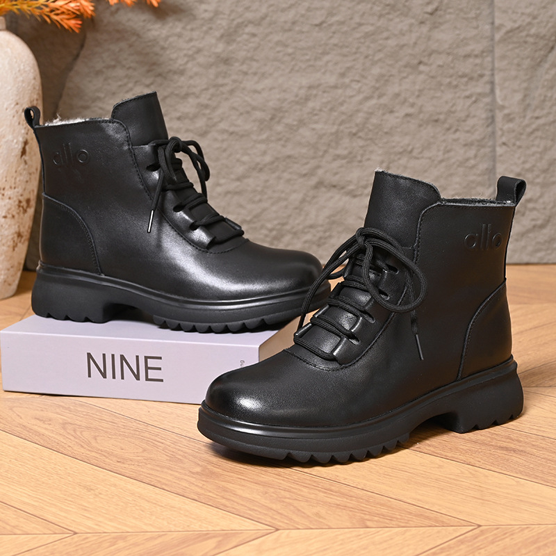 Női bundás téli csizmák, középmagasak, felső része marhabőr, gumitalp, belső gyapjú, fűzővel és oldalsó zipzárral.