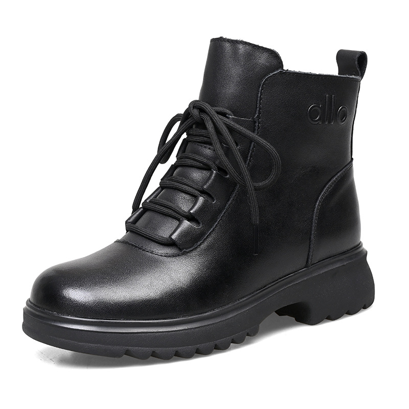 Női bundás téli csizmák, középmagasak, felső része marhabőr, gumitalp, belső gyapjú, fűzővel és oldalsó zipzárral.