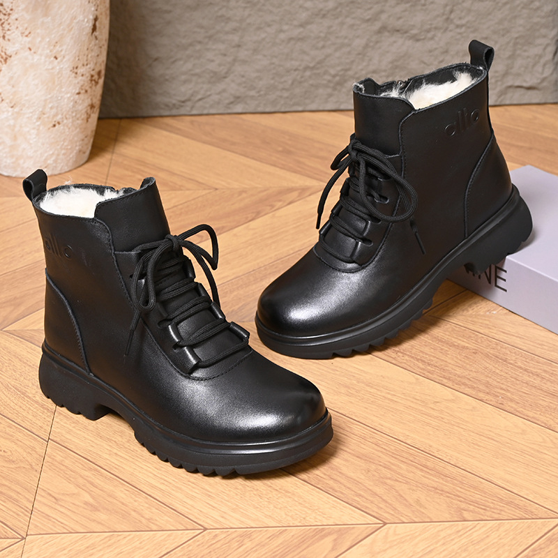 Női bundás téli csizmák, középmagasak, felső része marhabőr, gumitalp, belső gyapjú, fűzővel és oldalsó zipzárral.