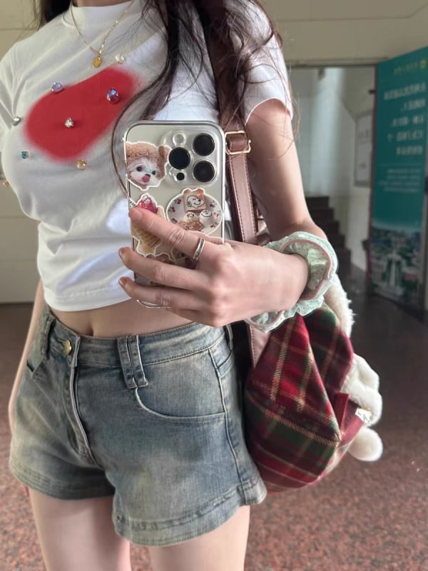 Denim rövidnadrág középmagasságú derékkal, háromnegyedes hossz, egyenes szabás, 50–70% poliészter