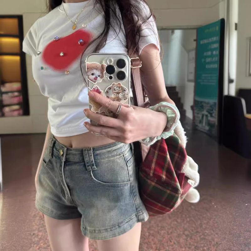 Denim rövidnadrág középmagasságú derékkal, háromnegyedes hossz, egyenes szabás, 50–70% poliészter