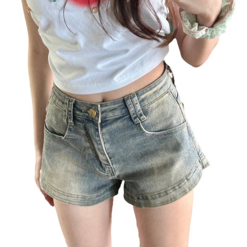 Denim rövidnadrág középmagasságú derékkal, háromnegyedes hossz, egyenes szabás, 50–70% poliészter