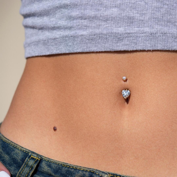 Piercing do pupku zo striebra 925, srdcový dizajn s kamienkami, dvojhlavý tvar srdca, elektroplatovanie