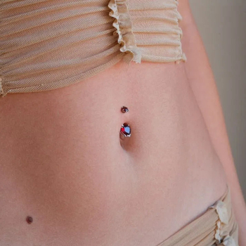 Piercing do pupku zo striebra 925, srdcový dizajn s kamienkami, dvojhlavý tvar srdca, elektroplatovanie
