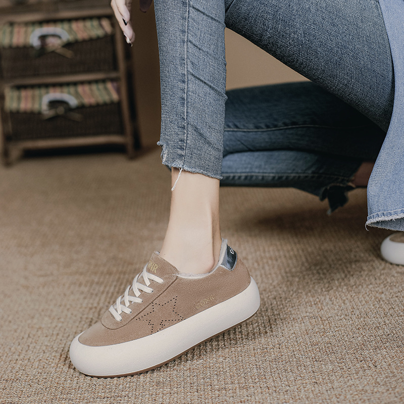 Ženske kožne tenisice s flis podstavom i motivom zvijezde — retro skate stil, debela potplat, vezanje (flis podstava, motiv zvijezde, retro skate stil, debela potplat, vezanje)