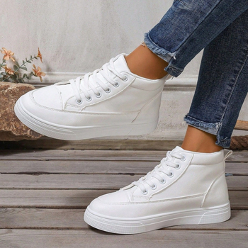 Visoke tenisice s vezicama, gornji dio od mikrovlaknaste kože, injekcijski oblikovana potplat, protuklizna guma