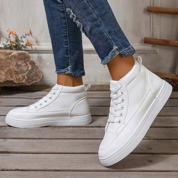 Visoke tenisice s vezicama, gornji dio od mikrovlaknaste kože, injekcijski oblikovana potplat, protuklizna guma