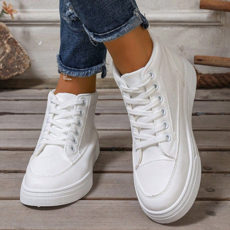 Visoke tenisice s vezicama, gornji dio od mikrovlaknaste kože, injekcijski oblikovana potplat, protuklizna guma