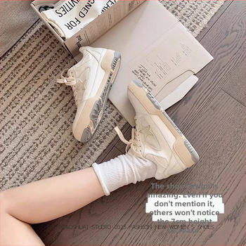 Dámske tenisky z pravej kože s gumovou podrážkou, stredne vysoký vršok, vložka z prírodnej kože, podšívka z ovčej kože, šnúrovanie, zvyšuje výšku, priedušné, odolné, voľnočasové