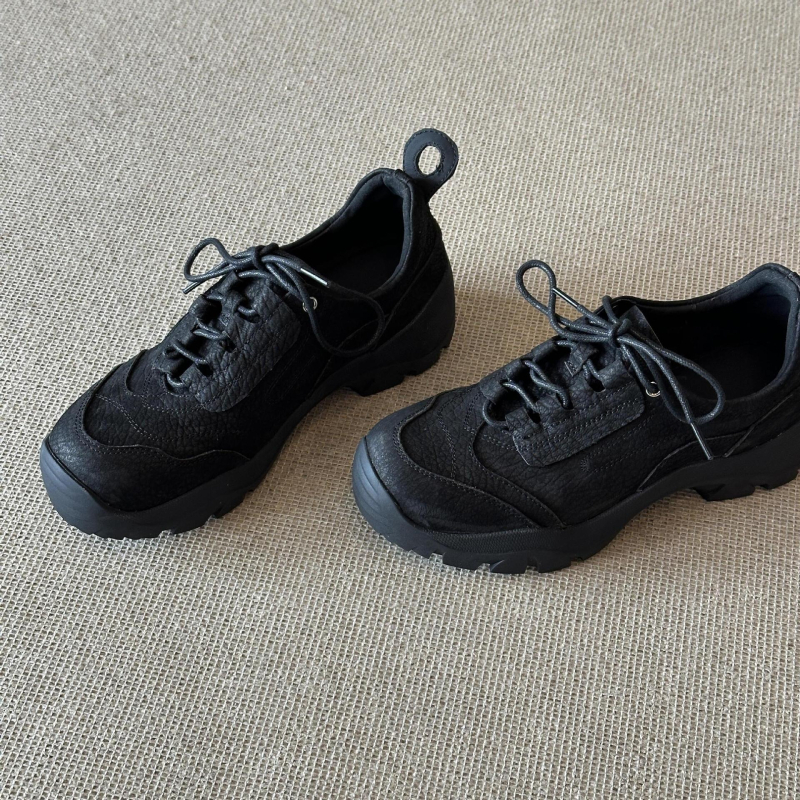 Ženske retro sportske tenisice s gornjim dijelom od prve sloje teleće kože, unutarnja ovčja koža, gumeni potplat, niski vrh, vezanje — svakodnevni stil