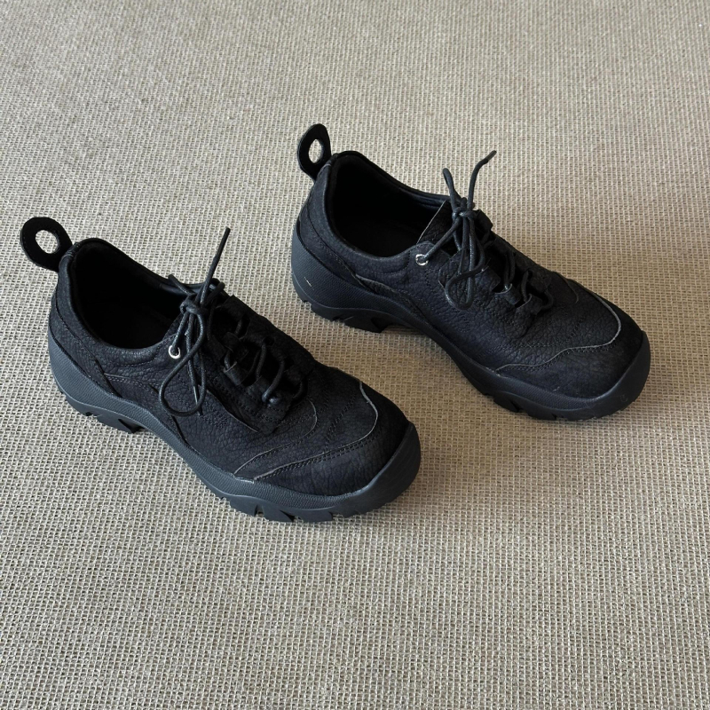 Ženske retro sportske tenisice s gornjim dijelom od prve sloje teleće kože, unutarnja ovčja koža, gumeni potplat, niski vrh, vezanje — svakodnevni stil