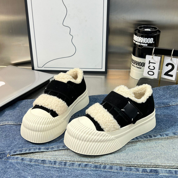 Cipele s Velcro kopčom i debelim potplatom, fleece unutarnja podloga, gornji i unutarnji dio od svinjske kože