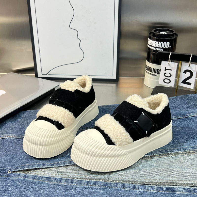 Cipele s Velcro kopčom i debelim potplatom, fleece unutarnja podloga, gornji i unutarnji dio od svinjske kože