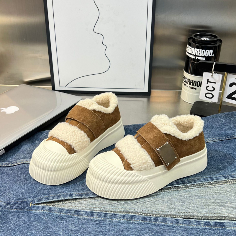 Cipele s Velcro kopčom i debelim potplatom, fleece unutarnja podloga, gornji i unutarnji dio od svinjske kože