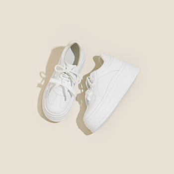 Ženske tenisice s skrivenim povećanjem visine, debela potplata, gornji dio od split kože, cvjetna izvezenost, mrežasta podstava (Povećanje visine; Debela potplata; Split koža; Cvjetna izvezenost; Mrežasta podstava)